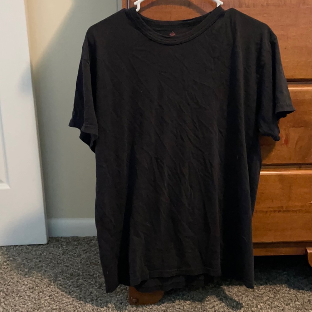 Black Hanes T-shirt. Size: Medium.